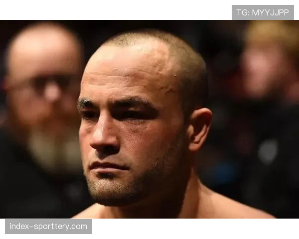 场边观察：UFC 302选手家属观赛区的瞬间百态