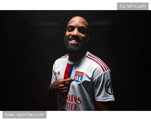 法甲补赛:里昂前锋拉卡泽特头球攻门被对方门将神勇扑出 法甲补赛:里昂前锋拉卡泽特头球攻门被对方门将神勇扑出